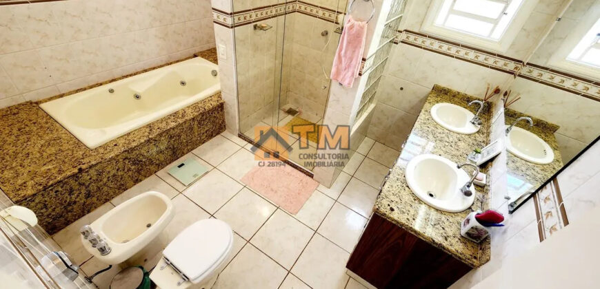 MARAVILHOSO SOBRADO, COM 4 QUARTOS, LINDO JARDIM QUE FAZ INTERAÇÃO COM A CASA, LOTE VAZADO DE UMA RUA PARA OUTRA, CONDOMINIO QUINTAS DO SOL, NO JARDIM BOTANICO DE BRASILIA!