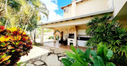 MARAVILHOSO SOBRADO, COM 4 QUARTOS, LINDO JARDIM QUE FAZ INTERAÇÃO COM A CASA, LOTE VAZADO DE UMA RUA PARA OUTRA, CONDOMINIO QUINTAS DO SOL, NO JARDIM BOTANICO DE BRASILIA!