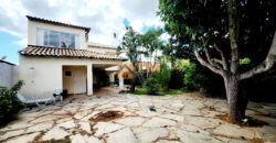 MARAVILHOSO SOBRADO, COM 4 QUARTOS, LINDO JARDIM QUE FAZ INTERAÇÃO COM A CASA, LOTE VAZADO DE UMA RUA PARA OUTRA, CONDOMINIO QUINTAS DO SOL, NO JARDIM BOTANICO DE BRASILIA!