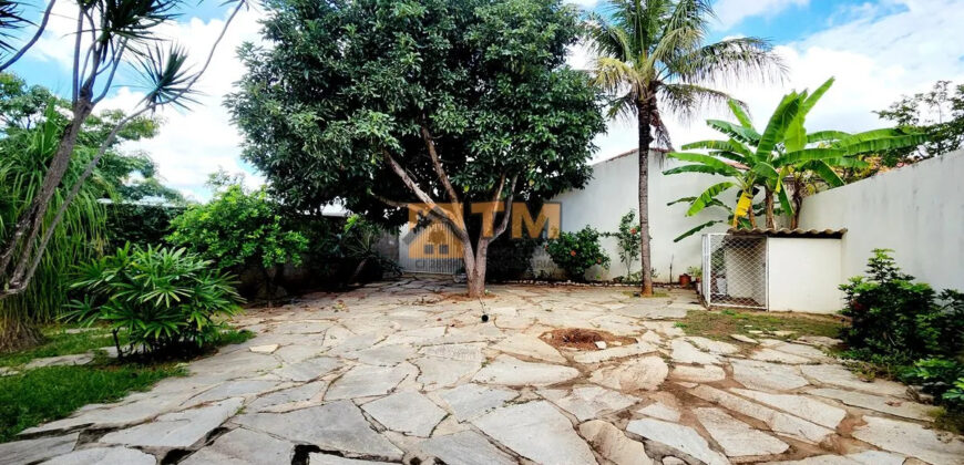 MARAVILHOSO SOBRADO, COM 4 QUARTOS, LINDO JARDIM QUE FAZ INTERAÇÃO COM A CASA, LOTE VAZADO DE UMA RUA PARA OUTRA, CONDOMINIO QUINTAS DO SOL, NO JARDIM BOTANICO DE BRASILIA!