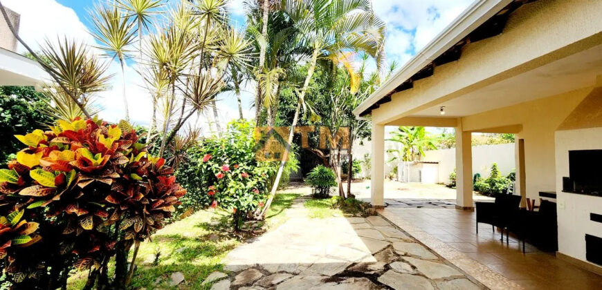 MARAVILHOSO SOBRADO, COM 4 QUARTOS, LINDO JARDIM QUE FAZ INTERAÇÃO COM A CASA, LOTE VAZADO DE UMA RUA PARA OUTRA, CONDOMINIO QUINTAS DO SOL, NO JARDIM BOTANICO DE BRASILIA!