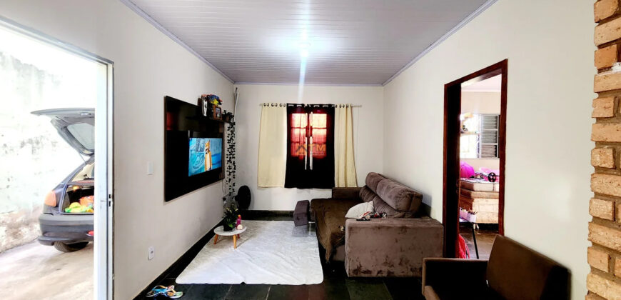 CASA BEM LOCALIZADA, COM 3 QUARTOS, NO BAIRRO, NO BAIRRO CENTRO, PERTO DE PARADA DE ONIBUS!