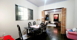 CASA BEM LOCALIZADA, COM 3 QUARTOS, NO BAIRRO, NO BAIRRO CENTRO, PERTO DE PARADA DE ONIBUS!