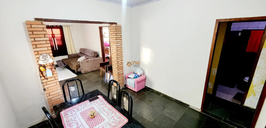 CASA BEM LOCALIZADA, COM 3 QUARTOS, NO BAIRRO, NO BAIRRO CENTRO, PERTO DE PARADA DE ONIBUS!