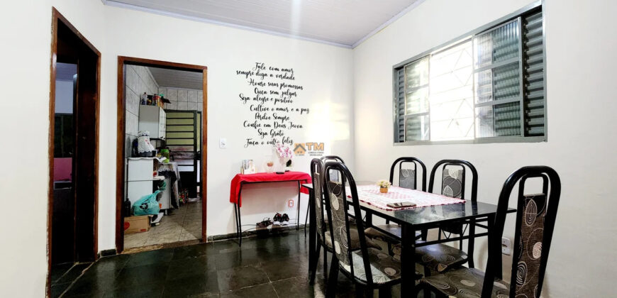 CASA BEM LOCALIZADA, COM 3 QUARTOS, NO BAIRRO, NO BAIRRO CENTRO, PERTO DE PARADA DE ONIBUS!