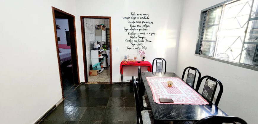 CASA BEM LOCALIZADA, COM 3 QUARTOS, NO BAIRRO, NO BAIRRO CENTRO, PERTO DE PARADA DE ONIBUS!
