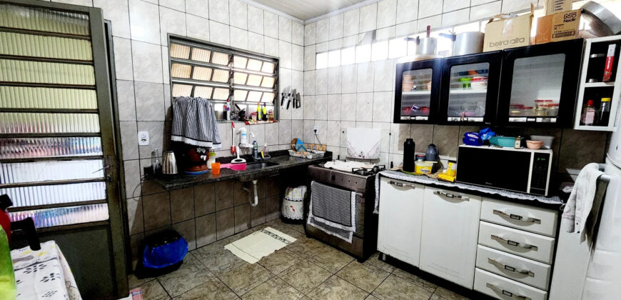 CASA BEM LOCALIZADA, COM 3 QUARTOS, NO BAIRRO, NO BAIRRO CENTRO, PERTO DE PARADA DE ONIBUS!
