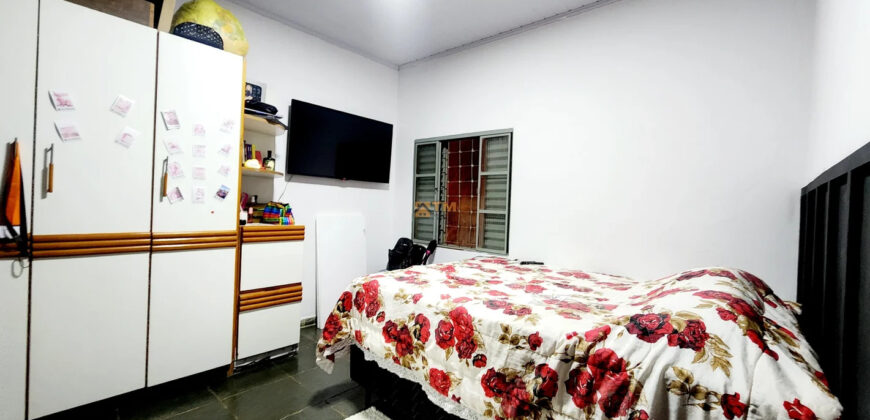 CASA BEM LOCALIZADA, COM 3 QUARTOS, NO BAIRRO, NO BAIRRO CENTRO, PERTO DE PARADA DE ONIBUS!