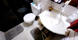 CASA BEM LOCALIZADA, COM 3 QUARTOS, NO BAIRRO, NO BAIRRO CENTRO, PERTO DE PARADA DE ONIBUS!