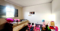 CASA BEM LOCALIZADA, COM 3 QUARTOS, NO BAIRRO, NO BAIRRO CENTRO, PERTO DE PARADA DE ONIBUS!