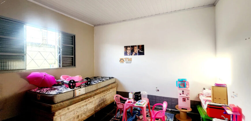 CASA BEM LOCALIZADA, COM 3 QUARTOS, NO BAIRRO, NO BAIRRO CENTRO, PERTO DE PARADA DE ONIBUS!