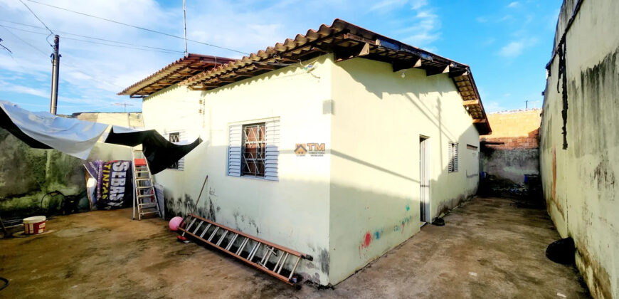 CASA BEM LOCALIZADA, COM 3 QUARTOS, NO BAIRRO, NO BAIRRO CENTRO, PERTO DE PARADA DE ONIBUS!