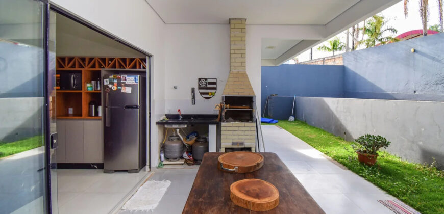 Maravilhosa Casa Alto Padrão, Moderna, Fino Acabamento, com 3 Quartos, Suíte, Armários planejados, no Condomínio Vista Itaipu, no Jardim Botânico Brasília /DF.