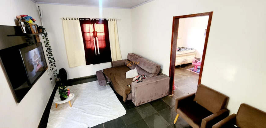 CASA BEM LOCALIZADA, COM 3 QUARTOS, NO BAIRRO, NO BAIRRO CENTRO, PERTO DE PARADA DE ONIBUS!