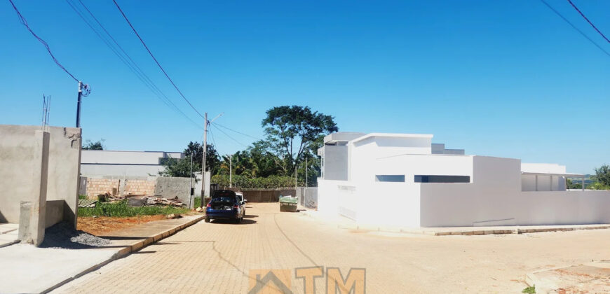 EXCELENTE LOTE COM 300 METROS, DE CANTO, PERTO DA PORTARIA