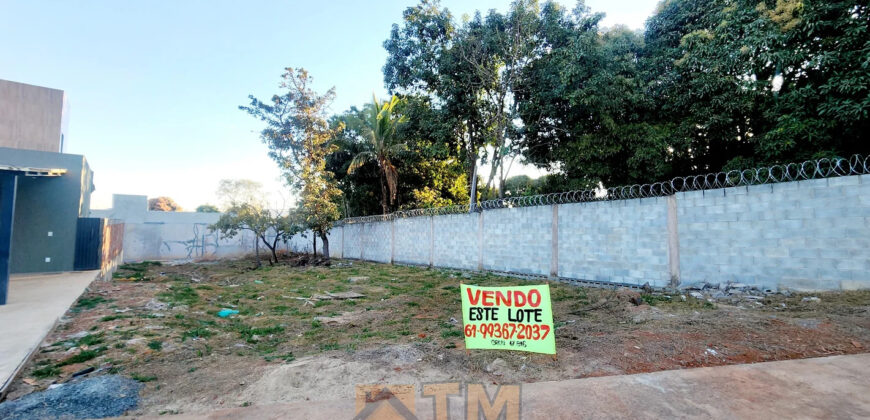 EXCELENTE LOTE COM 300 METROS, DE CANTO, PERTO DA PORTARIA