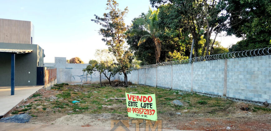 EXCELENTE LOTE COM 300 METROS, DE CANTO, PERTO DA PORTARIA