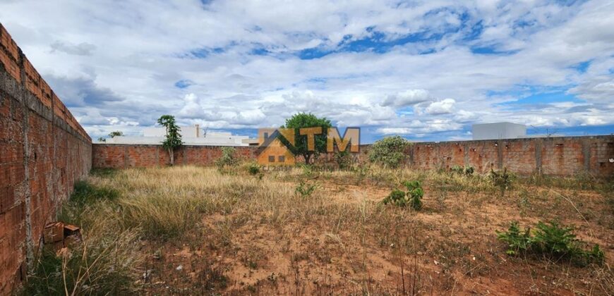 Excelente Lote, todo Murado, Rua Bloquetada, na Quadra 02, do condomínio, Perto da Portaria, localização privilegiada, a 05 minutos da ponte JK, excelente condomínio fechado Estância Quintas da Alvorada, com toda a infraestrutura que você merece.