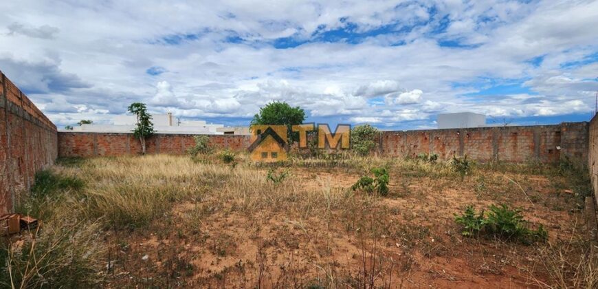 Excelente Lote, todo Murado, Rua Bloquetada, na Quadra 02, do condomínio, Perto da Portaria, localização privilegiada, a 05 minutos da ponte JK, excelente condomínio fechado Estância Quintas da Alvorada, com toda a infraestrutura que você merece.