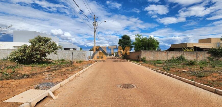 Excelente Lote, todo Murado, Rua Bloquetada, na Quadra 02, do condomínio, Perto da Portaria, localização privilegiada, a 05 minutos da ponte JK, excelente condomínio fechado Estância Quintas da Alvorada, com toda a infraestrutura que você merece.