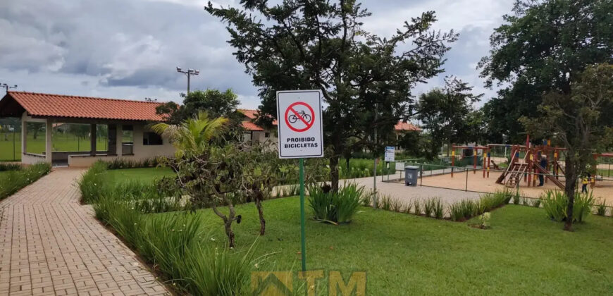 Excelente Lote, todo Murado, Rua Bloquetada, na Quadra 02, do condomínio, Perto da Portaria, localização privilegiada, a 05 minutos da ponte JK, excelente condomínio fechado Estância Quintas da Alvorada, com toda a infraestrutura que você merece.