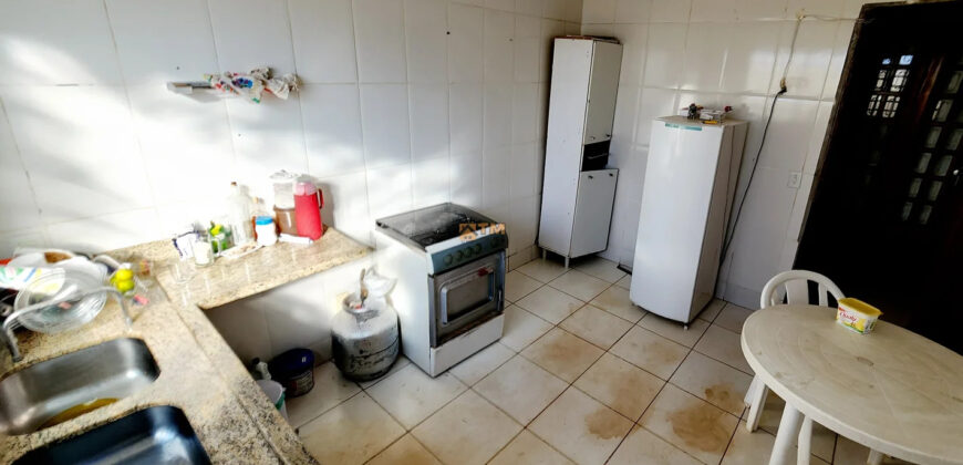 EXCELENTE CASA COM 3 QUARTOS, SUITE, NA LAJE, ESQUINA NA RUA DO MERCADO UNIÃO, EM SÃO SEBASTIÃO/DF.