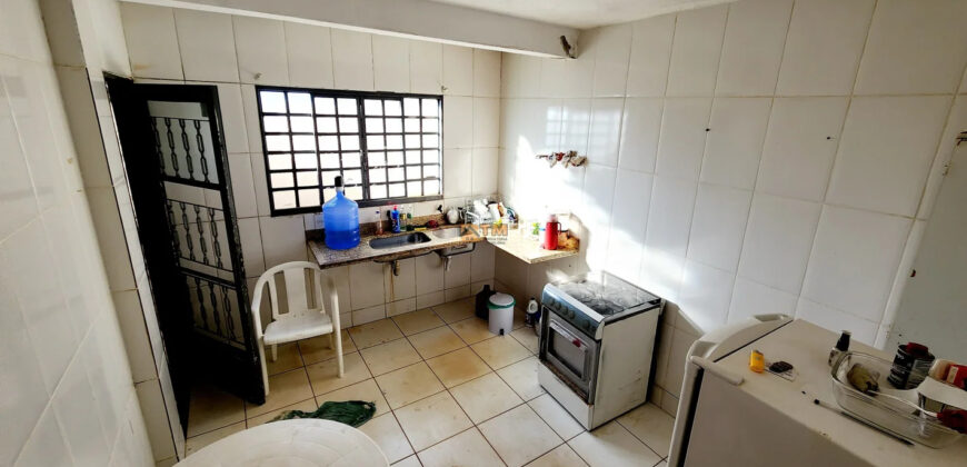 EXCELENTE CASA COM 3 QUARTOS, SUITE, NA LAJE, ESQUINA NA RUA DO MERCADO UNIÃO, EM SÃO SEBASTIÃO/DF.