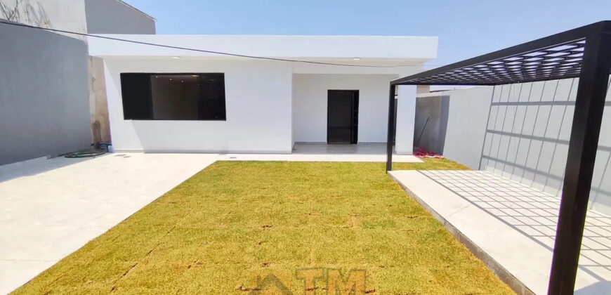 Descubra uma residência confortável e prática no Condomínio Estância dos Ipes, localizado no coração do Jardim Botânico, em Brasília. Com 3 dormitórios, sendo 2 suítes, e 3 vagas de garagem, esse imóvel alia estilo, funcionalidade e uma excelente localização para sua família viver bem.