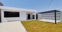 Descubra uma residência confortável e prática no Condomínio Estância dos Ipes, localizado no coração do Jardim Botânico, em Brasília. Com 3 dormitórios, sendo 2 suítes, e 3 vagas de garagem, esse imóvel alia estilo, funcionalidade e uma excelente localização para sua família viver bem.