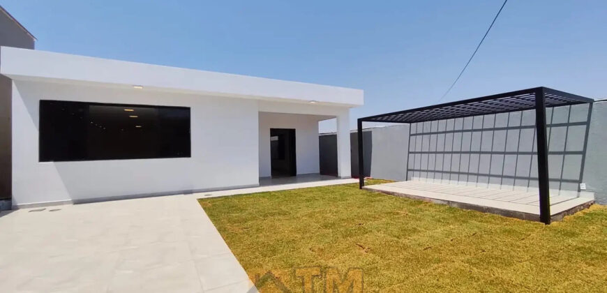 Descubra uma residência confortável e prática no Condomínio Estância dos Ipes, localizado no coração do Jardim Botânico, em Brasília. Com 3 dormitórios, sendo 2 suítes, e 3 vagas de garagem, esse imóvel alia estilo, funcionalidade e uma excelente localização para sua família viver bem.