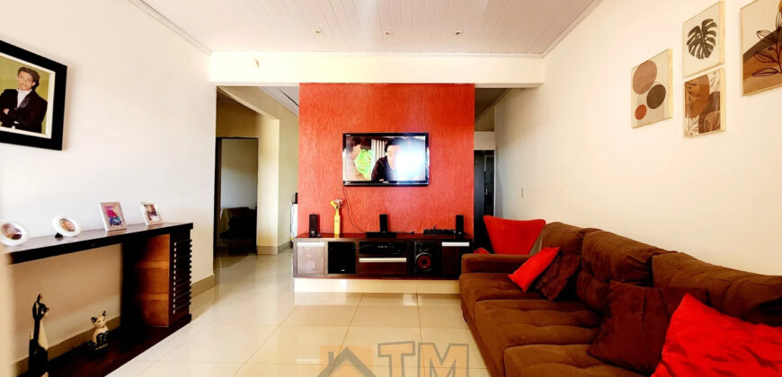 Excelente Casa com 2 Quartos, Toda Forrada,no B. Morro da Cruz, São Sebastião/DF.