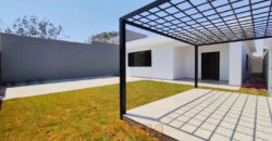 Descubra uma residência confortável e prática no Condomínio Estância dos Ipes, localizado no coração do Jardim Botânico, em Brasília. Com 3 dormitórios, sendo 2 suítes, e 3 vagas de garagem, esse imóvel alia estilo, funcionalidade e uma excelente localização para sua família viver bem.