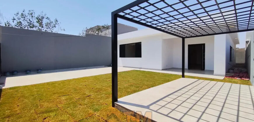 Descubra uma residência confortável e prática no Condomínio Estância dos Ipes, localizado no coração do Jardim Botânico, em Brasília. Com 3 dormitórios, sendo 2 suítes, e 3 vagas de garagem, esse imóvel alia estilo, funcionalidade e uma excelente localização para sua família viver bem.