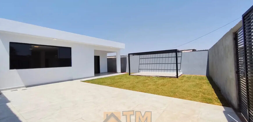 Descubra uma residência confortável e prática no Condomínio Estância dos Ipes, localizado no coração do Jardim Botânico, em Brasília. Com 3 dormitórios, sendo 2 suítes, e 3 vagas de garagem, esse imóvel alia estilo, funcionalidade e uma excelente localização para sua família viver bem.