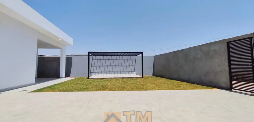 Descubra uma residência confortável e prática no Condomínio Estância dos Ipes, localizado no coração do Jardim Botânico, em Brasília. Com 3 dormitórios, sendo 2 suítes, e 3 vagas de garagem, esse imóvel alia estilo, funcionalidade e uma excelente localização para sua família viver bem.