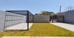 Descubra uma residência confortável e prática no Condomínio Estância dos Ipes, localizado no coração do Jardim Botânico, em Brasília. Com 3 dormitórios, sendo 2 suítes, e 3 vagas de garagem, esse imóvel alia estilo, funcionalidade e uma excelente localização para sua família viver bem.