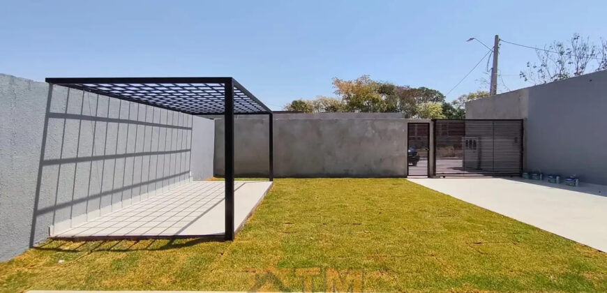 Descubra uma residência confortável e prática no Condomínio Estância dos Ipes, localizado no coração do Jardim Botânico, em Brasília. Com 3 dormitórios, sendo 2 suítes, e 3 vagas de garagem, esse imóvel alia estilo, funcionalidade e uma excelente localização para sua família viver bem.