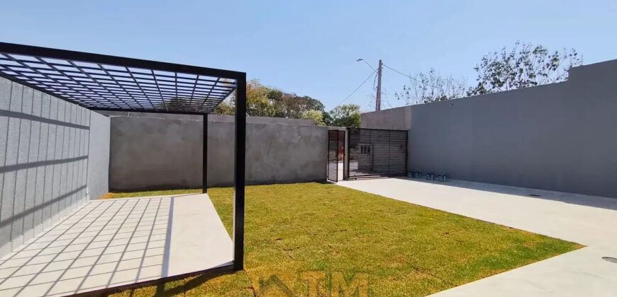 Descubra uma residência confortável e prática no Condomínio Estância dos Ipes, localizado no coração do Jardim Botânico, em Brasília. Com 3 dormitórios, sendo 2 suítes, e 3 vagas de garagem, esse imóvel alia estilo, funcionalidade e uma excelente localização para sua família viver bem.