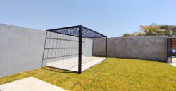 Descubra uma residência confortável e prática no Condomínio Estância dos Ipes, localizado no coração do Jardim Botânico, em Brasília. Com 3 dormitórios, sendo 2 suítes, e 3 vagas de garagem, esse imóvel alia estilo, funcionalidade e uma excelente localização para sua família viver bem.