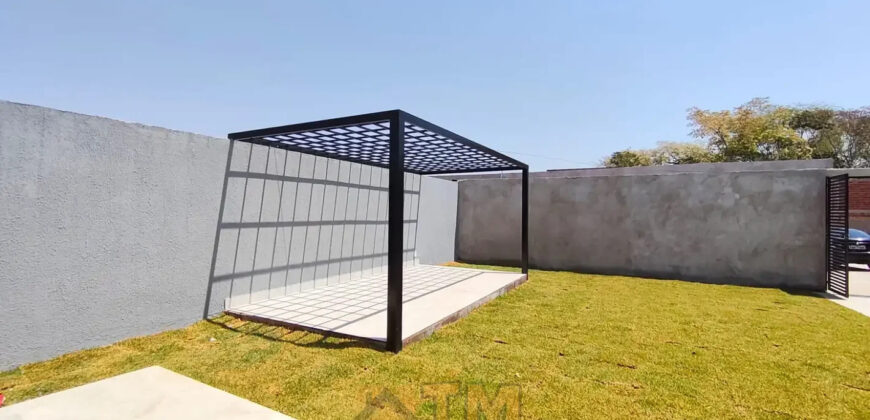 Descubra uma residência confortável e prática no Condomínio Estância dos Ipes, localizado no coração do Jardim Botânico, em Brasília. Com 3 dormitórios, sendo 2 suítes, e 3 vagas de garagem, esse imóvel alia estilo, funcionalidade e uma excelente localização para sua família viver bem.