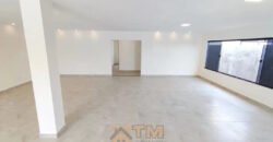 Descubra uma residência confortável e prática no Condomínio Estância dos Ipes, localizado no coração do Jardim Botânico, em Brasília. Com 3 dormitórios, sendo 2 suítes, e 3 vagas de garagem, esse imóvel alia estilo, funcionalidade e uma excelente localização para sua família viver bem.