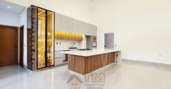 Casa Nova, Moderna no Condomínio Jardim Botanic! Encante-se com esta belíssima residência com fachada contemporânea e acabamentos de alto padrão, localizada em um dos condomínios mais desejados da região!