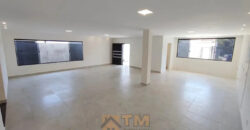 Descubra uma residência confortável e prática no Condomínio Estância dos Ipes, localizado no coração do Jardim Botânico, em Brasília. Com 3 dormitórios, sendo 2 suítes, e 3 vagas de garagem, esse imóvel alia estilo, funcionalidade e uma excelente localização para sua família viver bem.