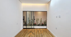 Casa Nova, Moderna no Condomínio Jardim Botanic! Encante-se com esta belíssima residência com fachada contemporânea e acabamentos de alto padrão, localizada em um dos condomínios mais desejados da região!