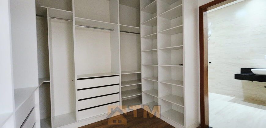 Casa Nova, Moderna no Condomínio Jardim Botanic! Encante-se com esta belíssima residência com fachada contemporânea e acabamentos de alto padrão, localizada em um dos condomínios mais desejados da região!