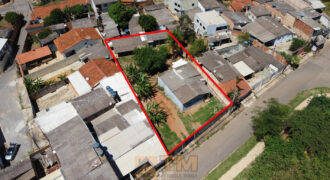 EXCELENTE OPORTUNIDADE! IMÓVEL UNICO ! LOTE DE APROXIMADAMENTE 1.000 METROS NA CIDADE, COM 3 CASAS, NO BAIRRO MORRO AZUL, DE FRENTE AO CONDOMINIO ALTO MANGUEIRAL, PROXIMO AO SUPER ADEGA, AO ULTRABOX EM SÃO SEBASTIÃO/DF.