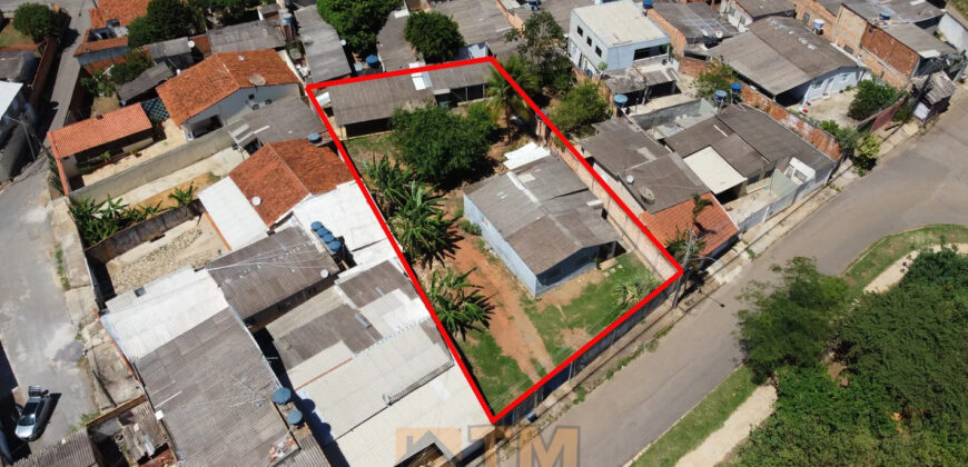 EXCELENTE OPORTUNIDADE! IMÓVEL UNICO ! LOTE DE APROXIMADAMENTE 1.000 METROS NA CIDADE, COM 3 CASAS, NO BAIRRO MORRO AZUL, DE FRENTE AO CONDOMINIO ALTO MANGUEIRAL, PROXIMO AO SUPER ADEGA, AO ULTRABOX EM SÃO SEBASTIÃO/DF.