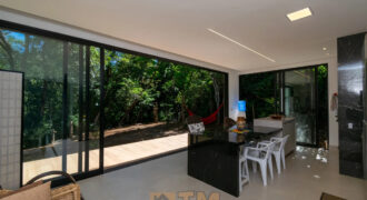 Excelente oportunidade no Condomínio Ouro Vermelho I, no bairro JARDIM BOTÂNICO, em Brasília (DF). Esta casa padrão de 100m² combina conforto e estilo, com um dormitório, suíte e vaga de garagem, ideal para quem busca praticidade e uma vida tranquila em uma localização privilegiada. Aproveite o melhor da cidade com infraestrutura completa e um ambiente acolhedor para toda a família.