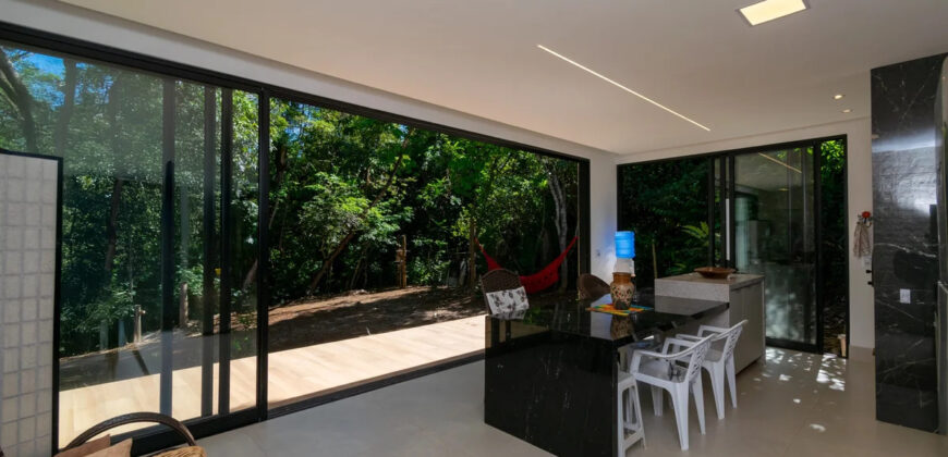 Excelente oportunidade no Condomínio Ouro Vermelho I, no bairro JARDIM BOTÂNICO, em Brasília (DF). Esta casa padrão de 100m² combina conforto e estilo, com um dormitório, suíte e vaga de garagem, ideal para quem busca praticidade e uma vida tranquila em uma localização privilegiada. Aproveite o melhor da cidade com infraestrutura completa e um ambiente acolhedor para toda a família.