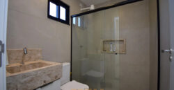 Excelente oportunidade no Condomínio Ouro Vermelho I, no bairro JARDIM BOTÂNICO, em Brasília (DF). Esta casa padrão de 100m² combina conforto e estilo, com um dormitório, suíte e vaga de garagem, ideal para quem busca praticidade e uma vida tranquila em uma localização privilegiada. Aproveite o melhor da cidade com infraestrutura completa e um ambiente acolhedor para toda a família.